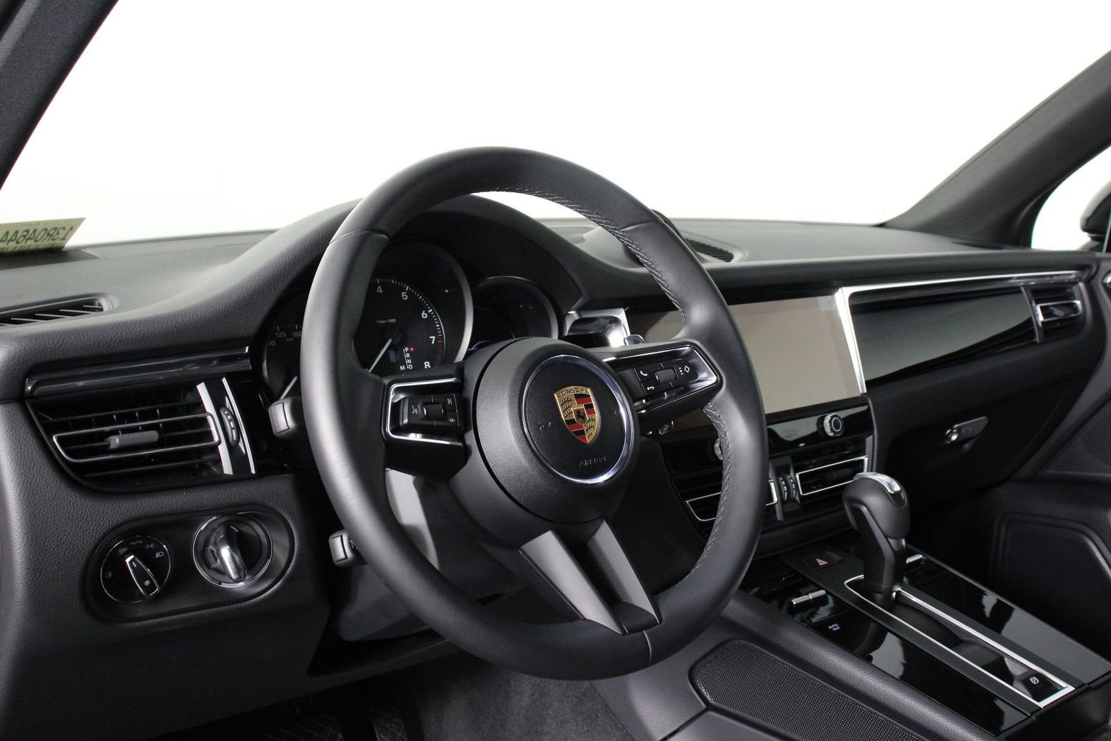 Certified 2025 Porsche Macan image 4
