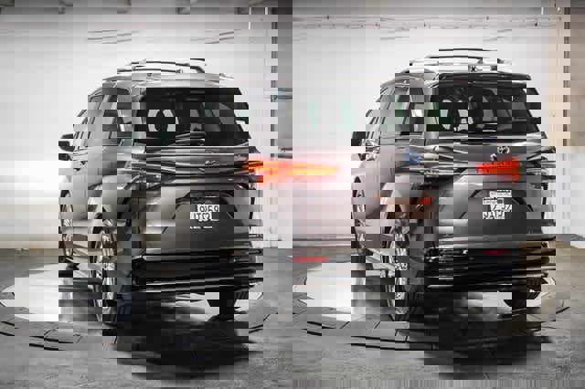 Certified 2023 Toyota Sienna Platinum image 3