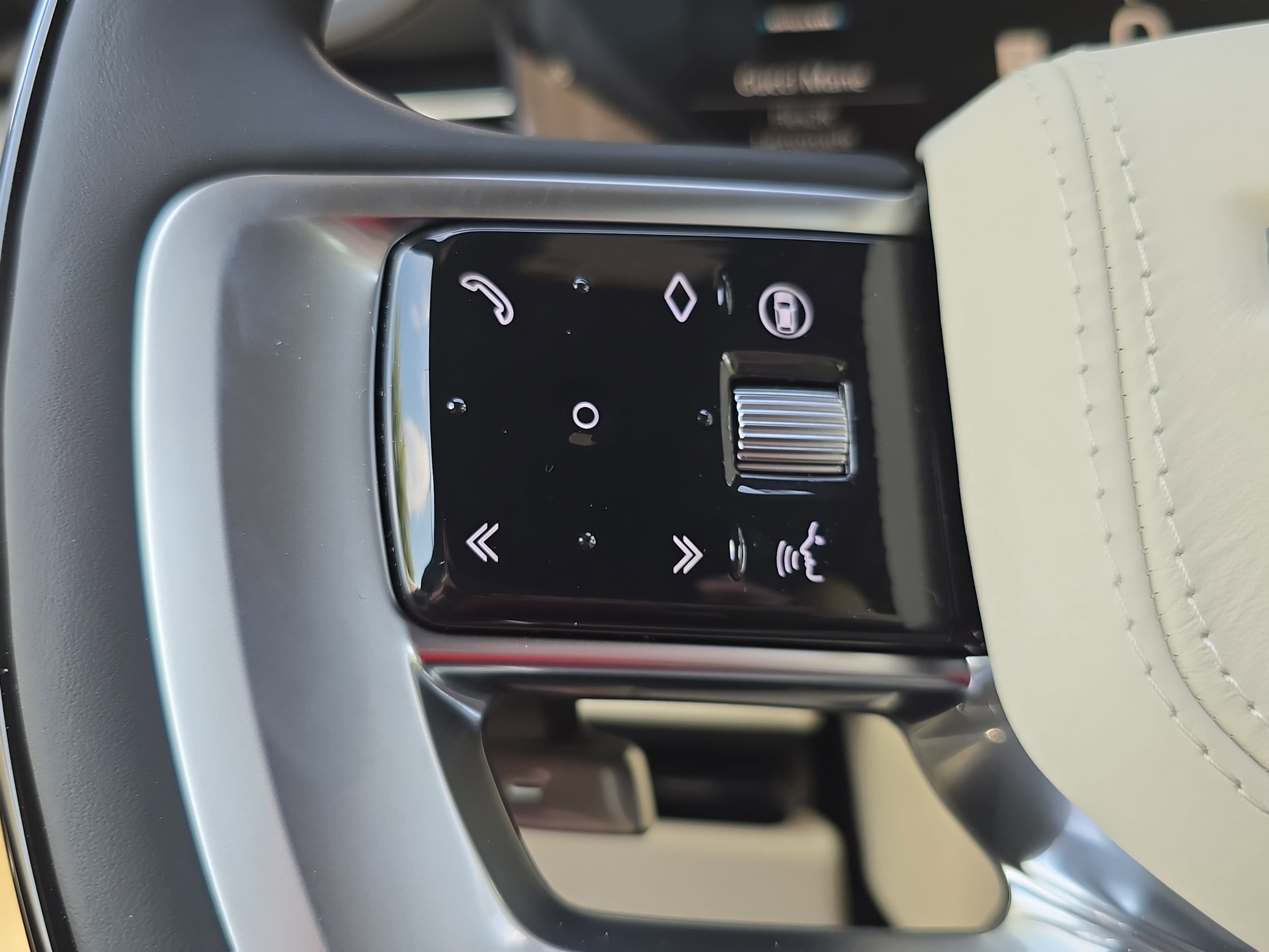 New 2026 Land Rover Range Rover Long Wheelbase SE AWD/4WD image 18