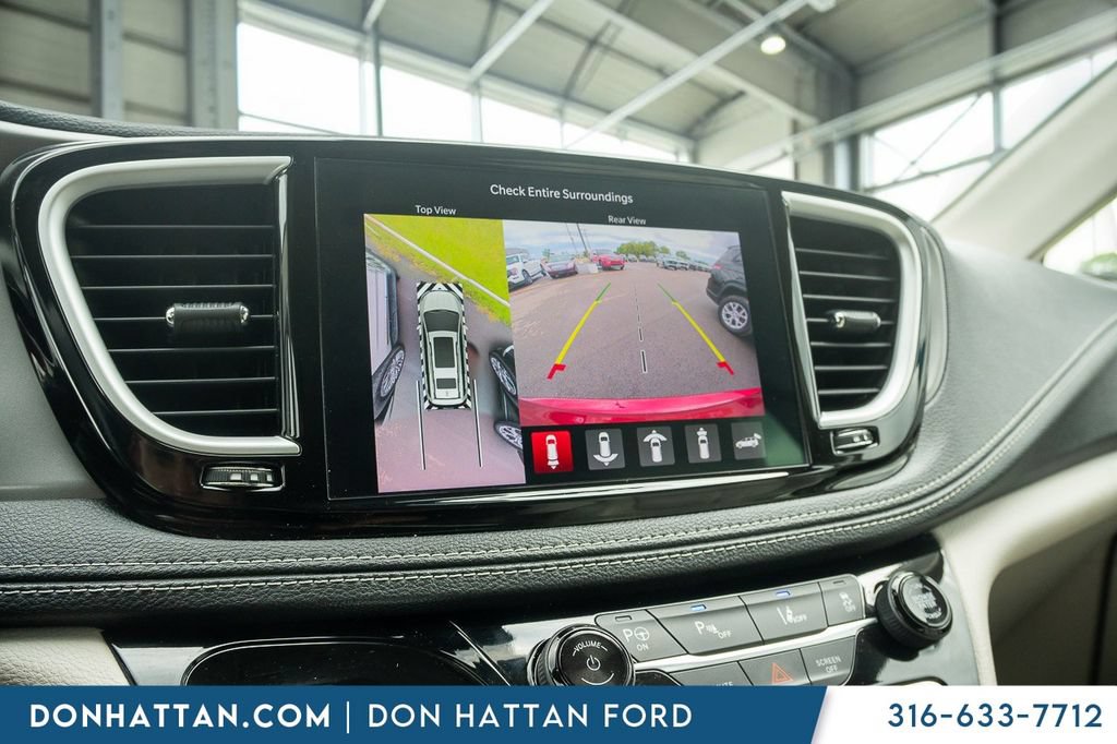 Used 2021 Chrysler Pacifica Touring-L FWD image 8