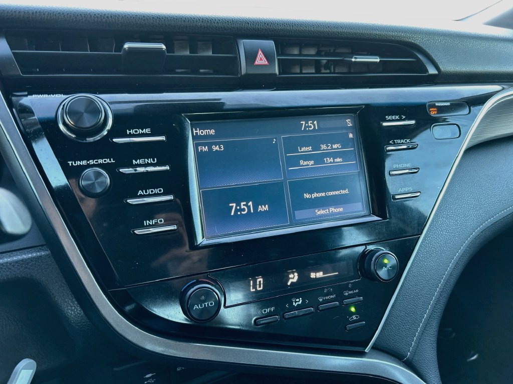 Used 2018 Toyota Camry SE FWD image 14