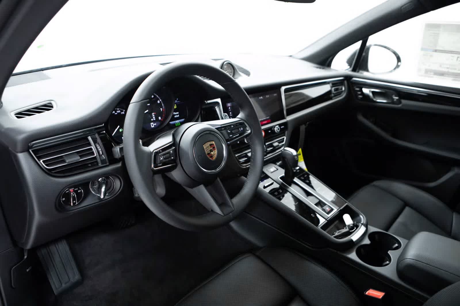 Certified 2026 Porsche Macan AWD/4WD image 4