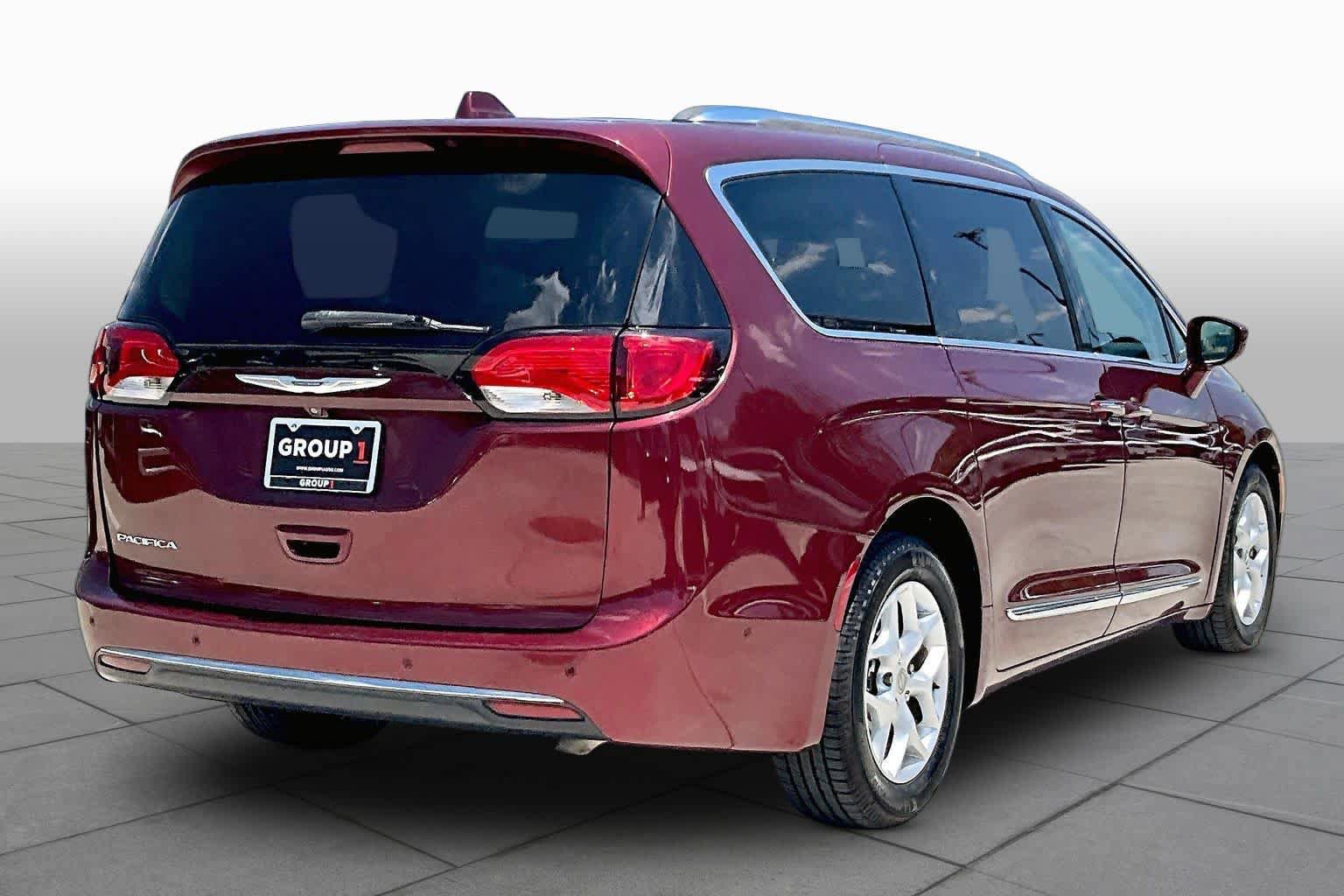 Used 2017 Chrysler Pacifica Touring-L Plus w/ Advanced Safetytec Group FWD image 12