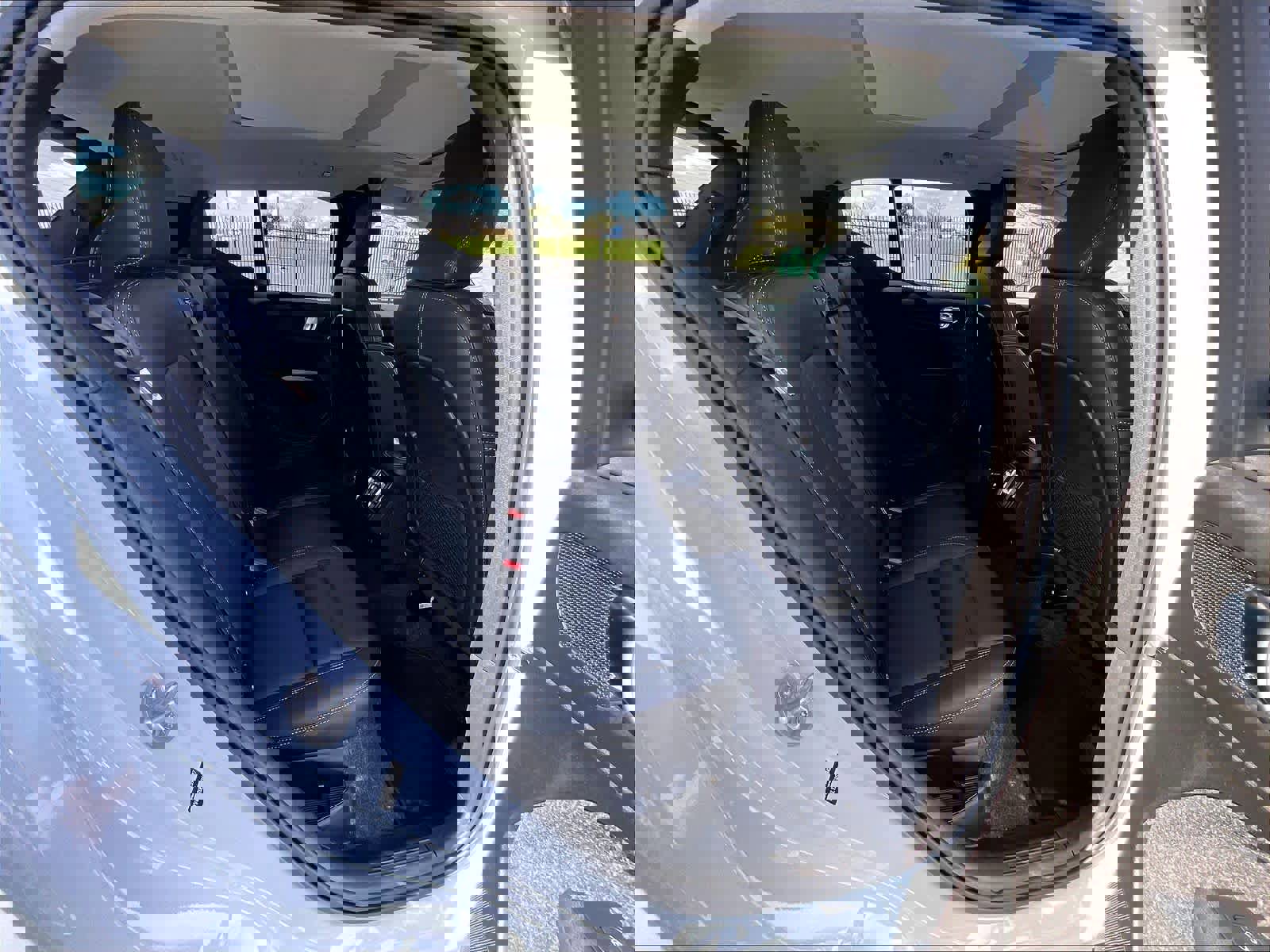 Used 2025 Volvo XC40 B5 Plus image 30