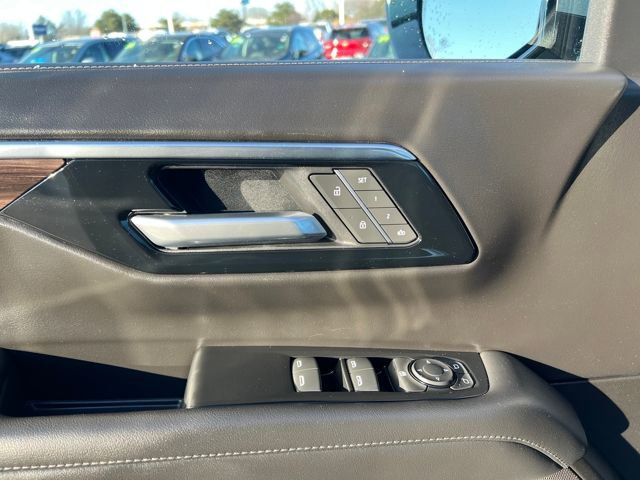 Used 2025 Chevrolet Suburban Z71 image 34