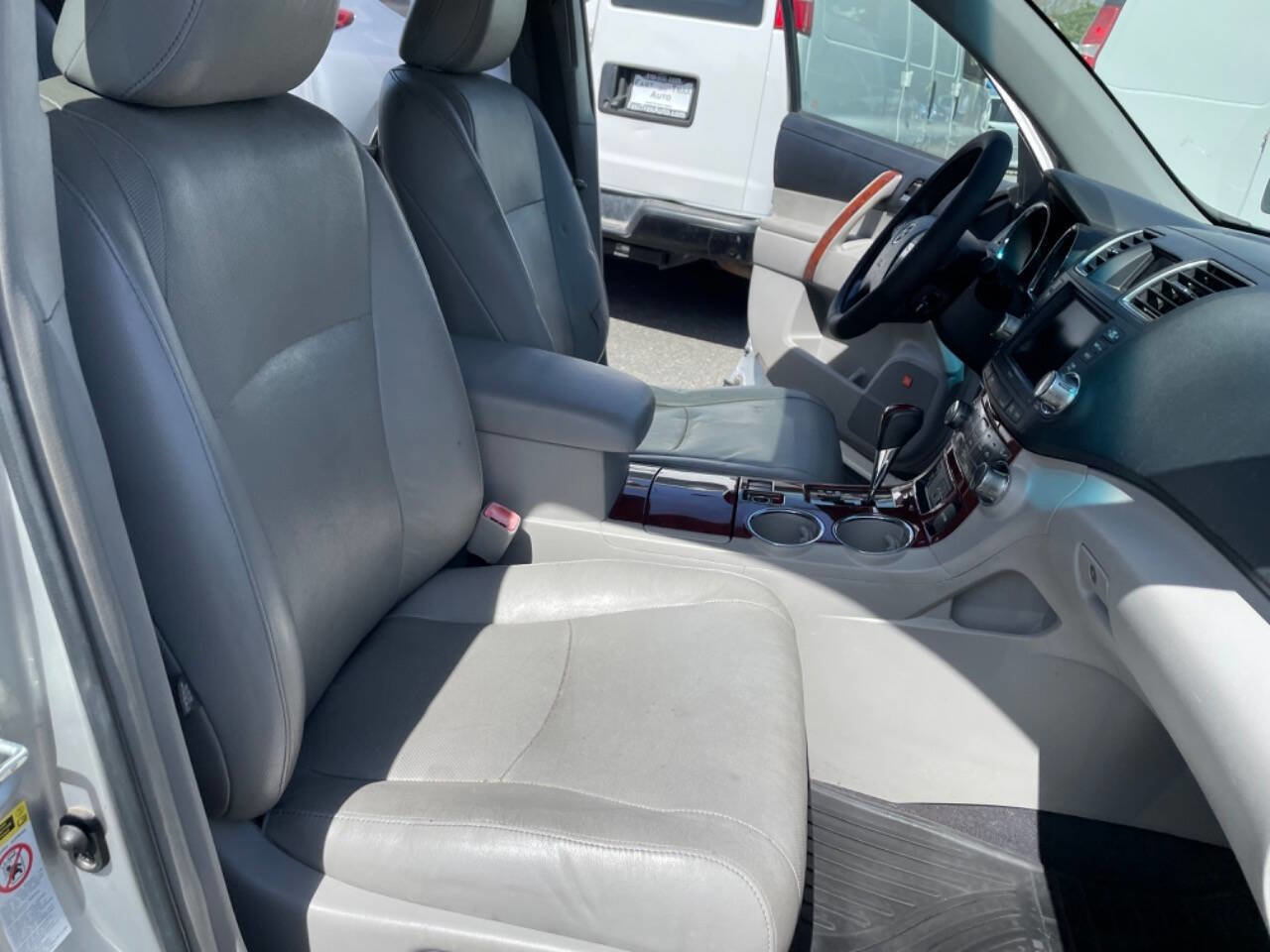 Used 2012 Toyota Highlander Limited w/ Tow Pkg image 11