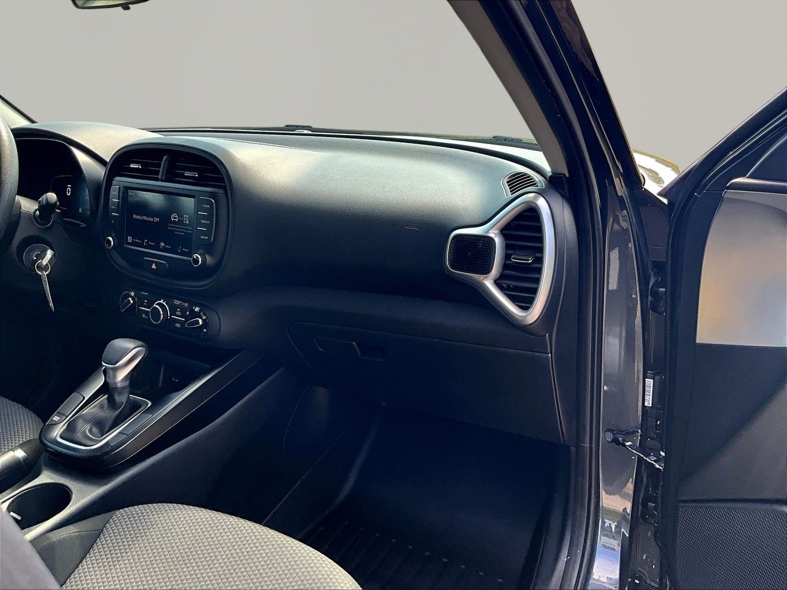 Used 2025 Kia Soul LX w/ LX Technology Package FWD image 25