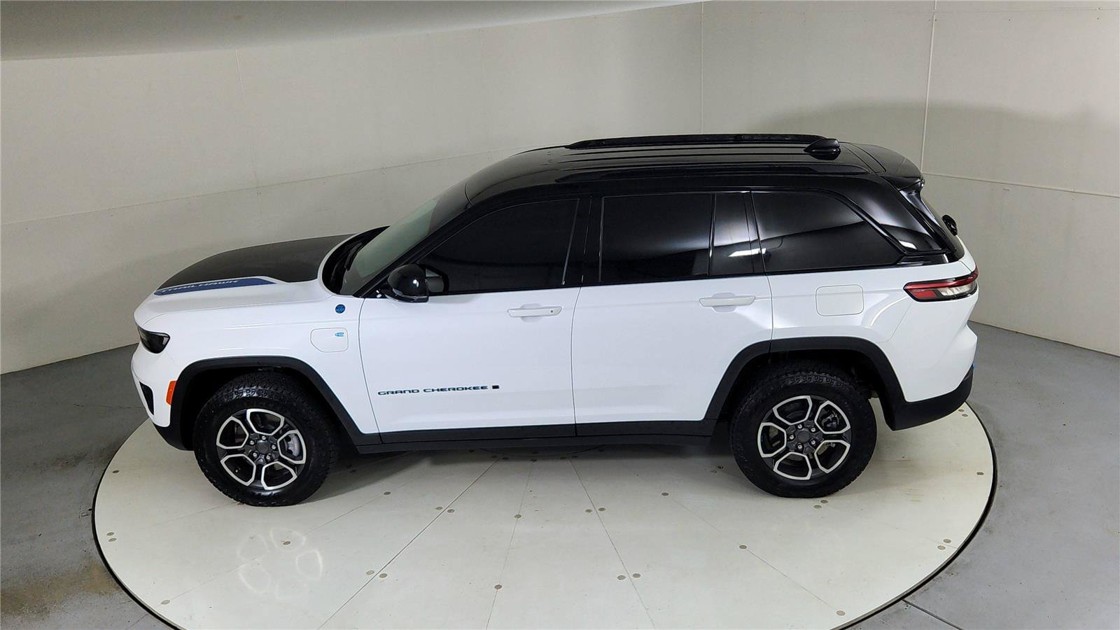 Used 2024 Jeep Grand Cherokee Trailhawk w/ Luxury Tech Group III AWD/4WD image 45