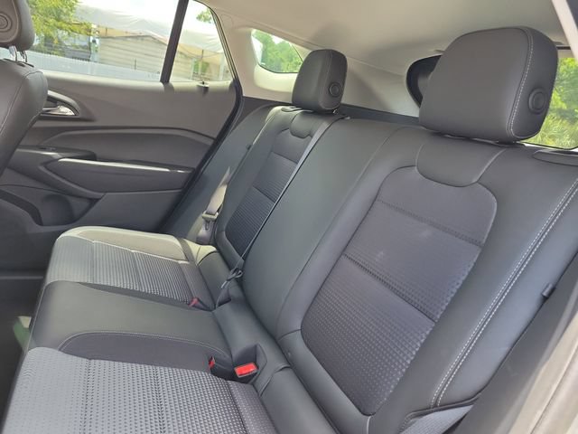 Certified 2025 Chevrolet Trax LT w/ LT Convenience Package FWD image 11