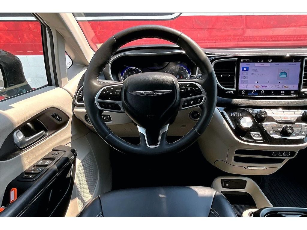 Used 2024 Chrysler Pacifica Touring-L FWD image 6