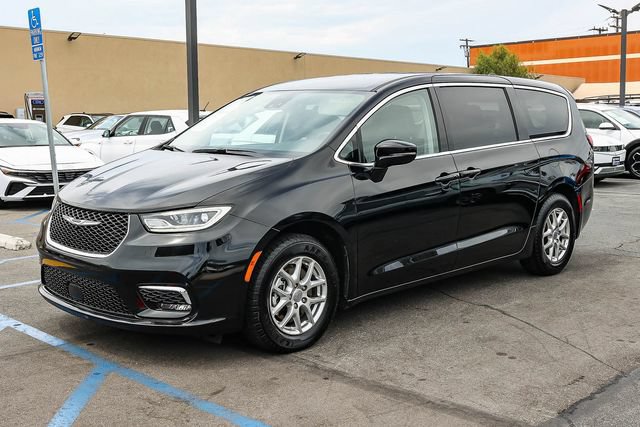 Used 2024 Chrysler Pacifica Touring-L FWD image 3