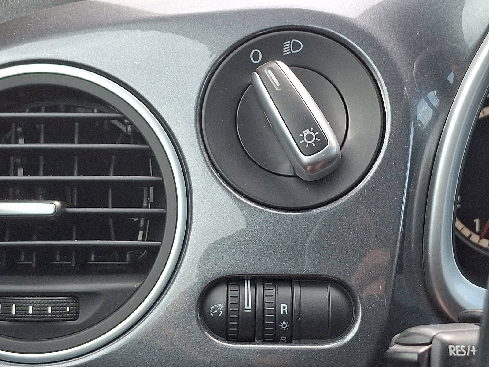 Used 2014 Volkswagen Beetle TDI FWD image 23