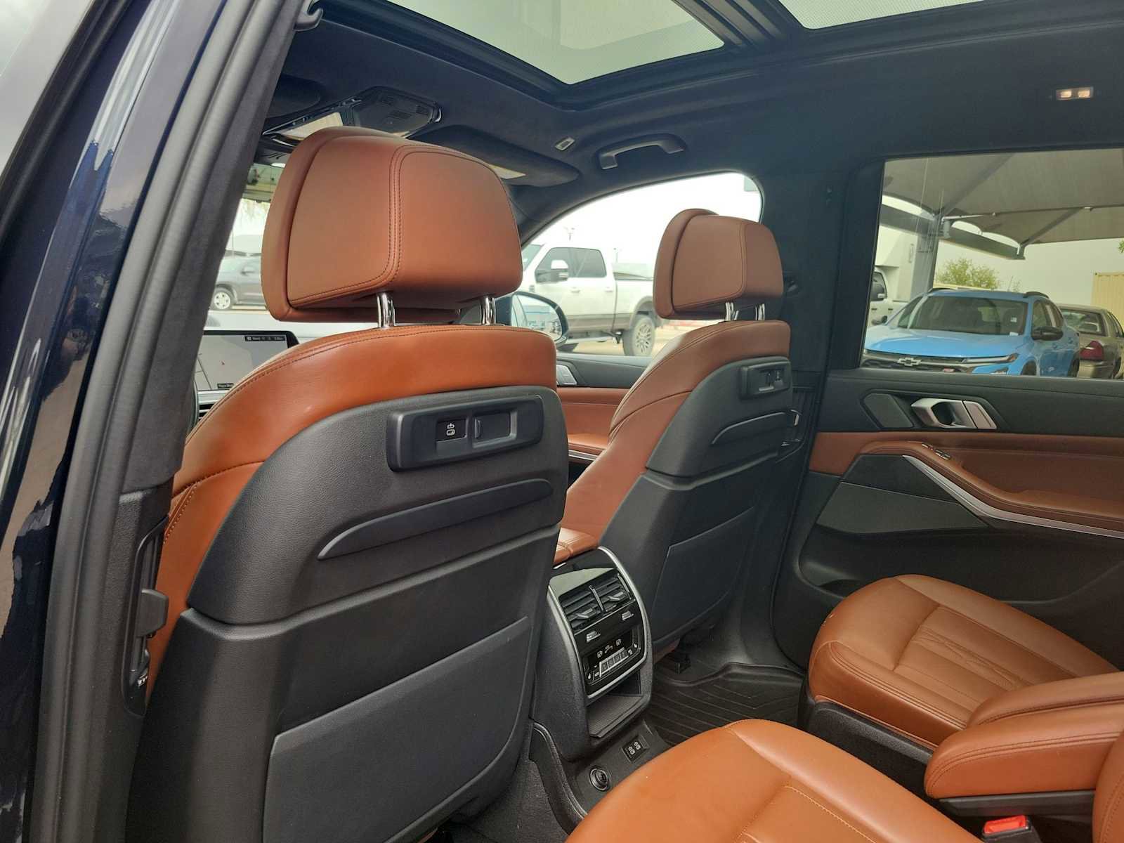 Used 2022 BMW X7 M50i w/ Dynamic Handling Package image 16