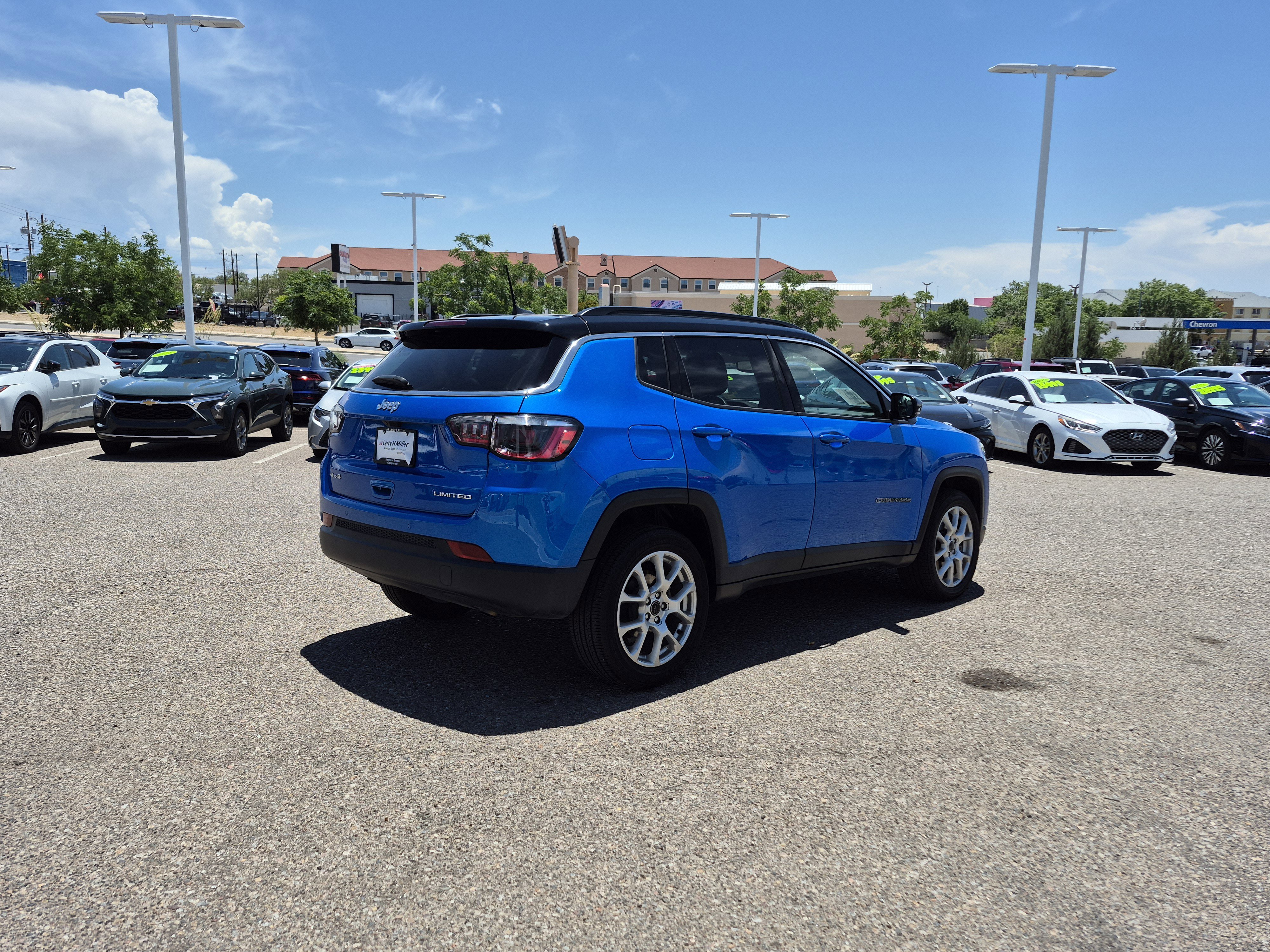 Used 2025 Jeep Compass Limited AWD/4WD image 5