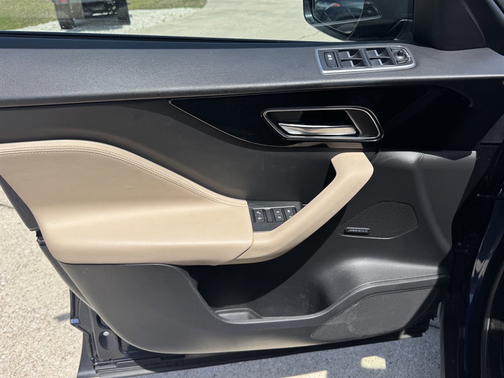 Used 2019 Jaguar F-PACE Premium image 14
