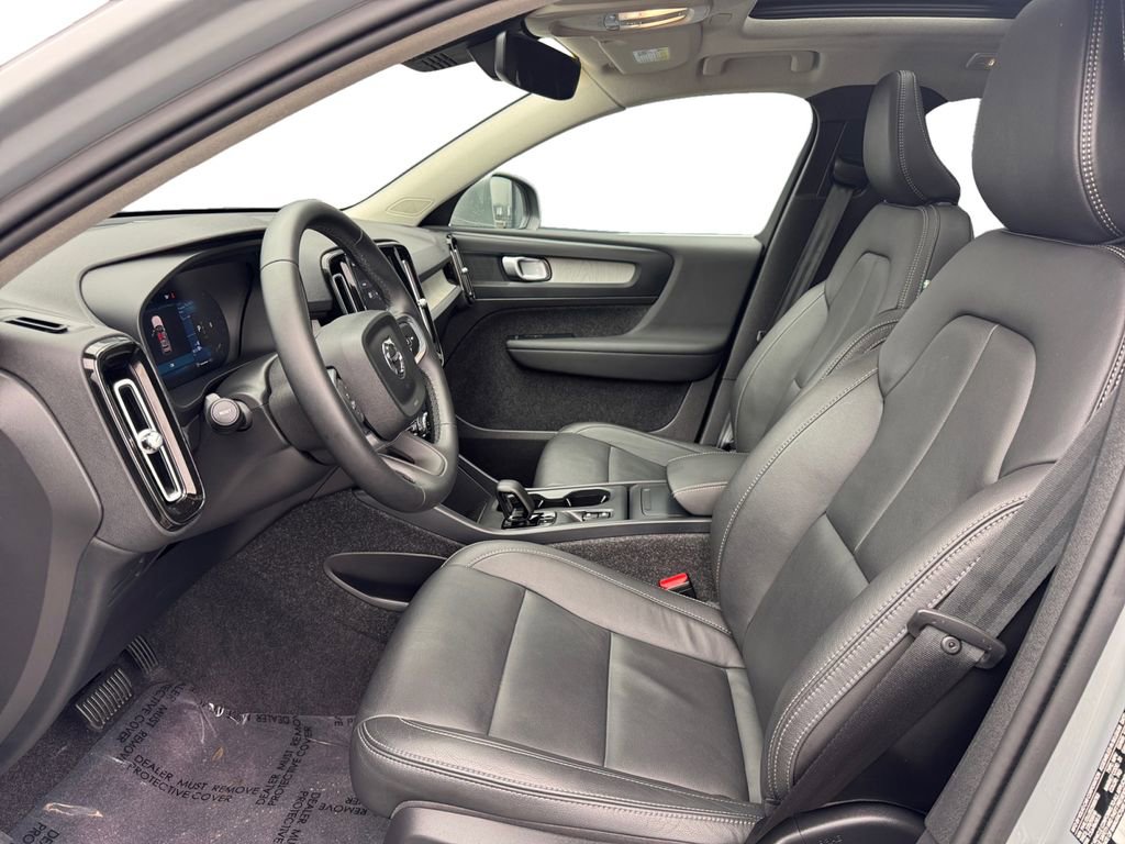 Certified 2025 Volvo XC40 B5 Core image 11