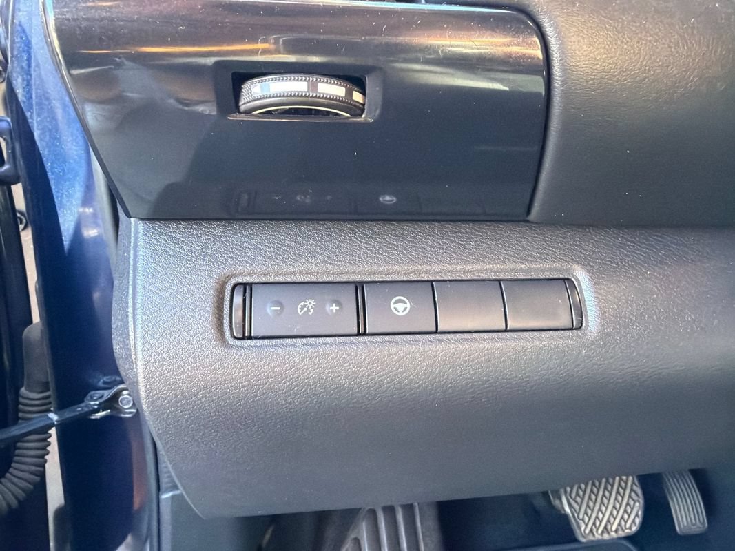Used 2022 Nissan Pathfinder SV AWD/4WD image 26
