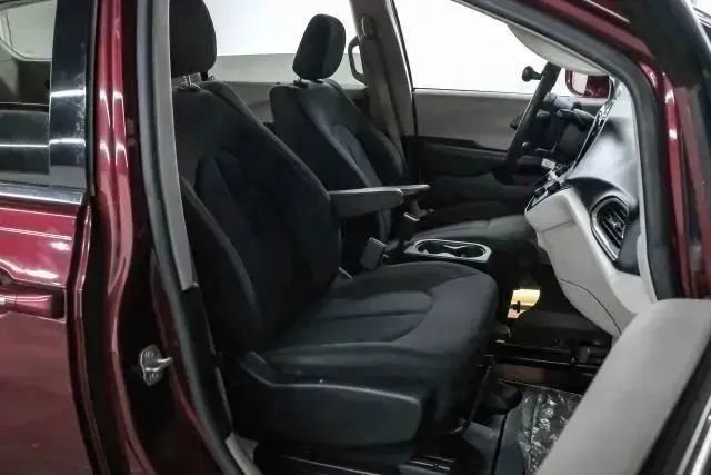Used 2018 Chrysler Pacifica Touring Plus w/ Tire & Wheel Group FWD image 35