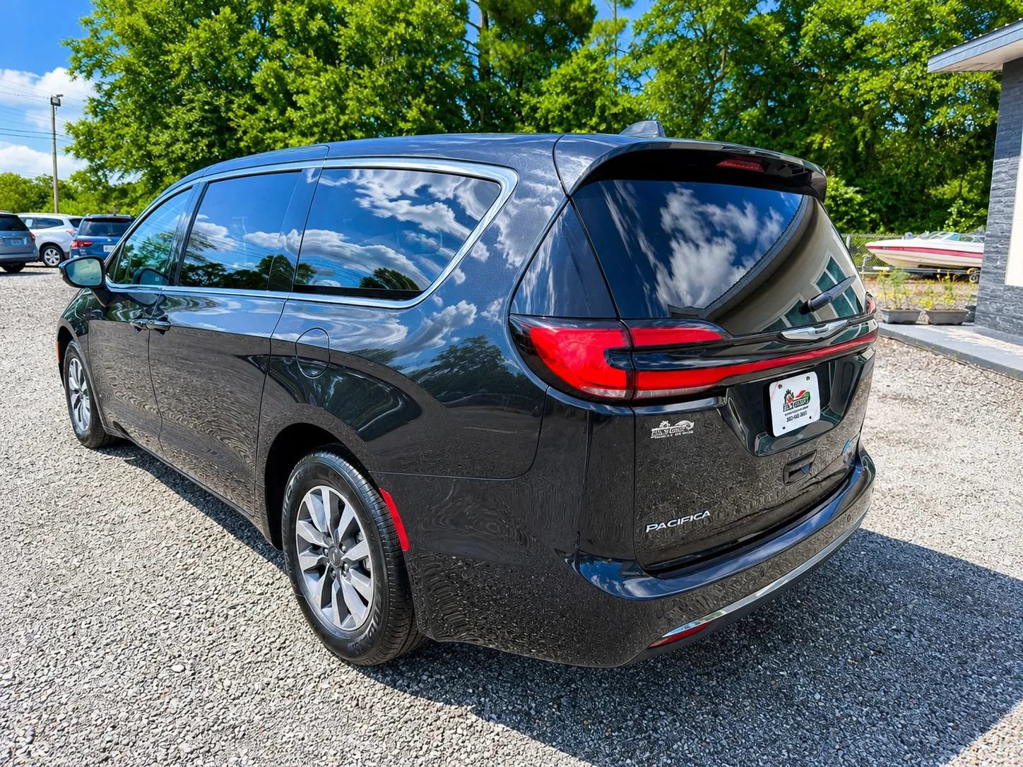 Used 2023 Chrysler Pacifica Touring-L FWD image 5