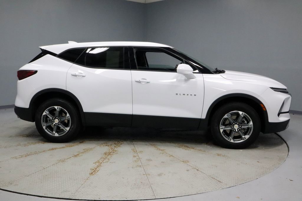 Used 2025 Chevrolet Blazer LT AWD/4WD image 12