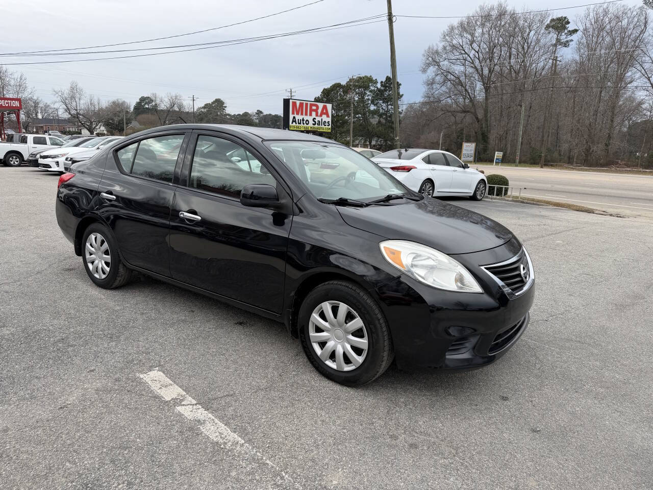 Used 2014 Nissan Versa SV FWD image 2