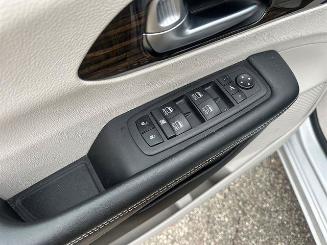 Used 2024 Chrysler Pacifica Limited FWD image 40