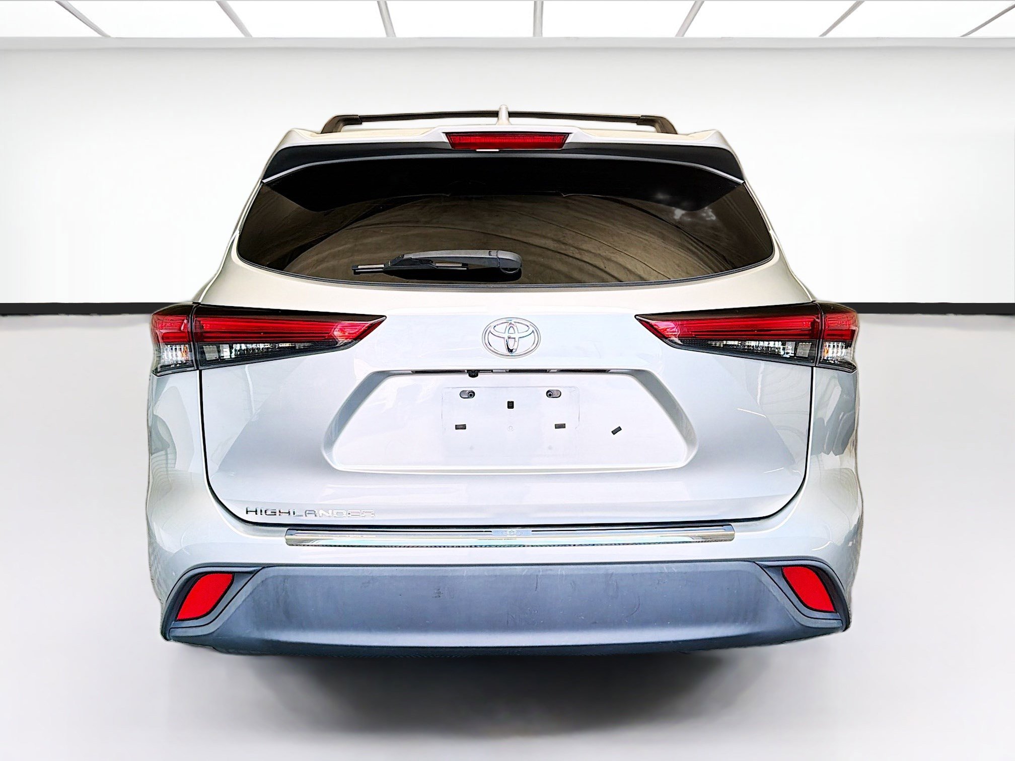 Used 2021 Toyota Highlander L FWD image 5