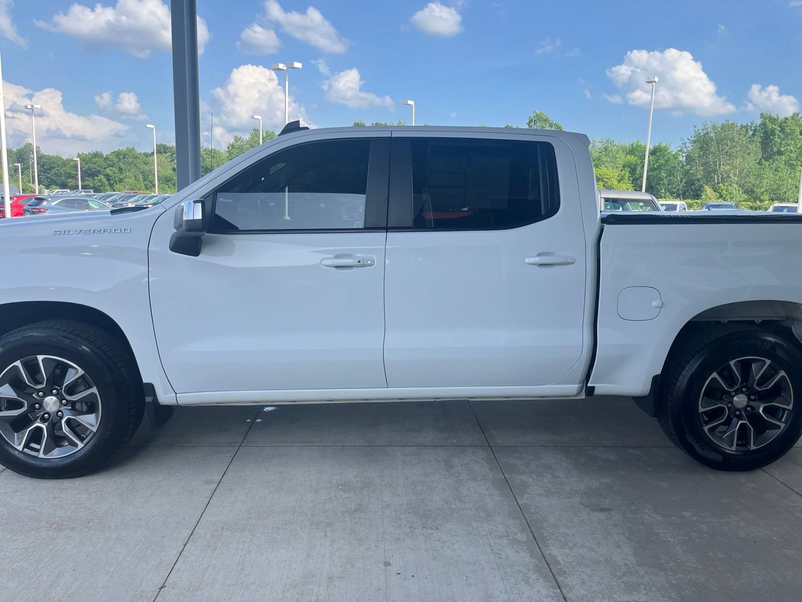 Used 2022 Chevrolet Silverado 1500 LT AWD/4WD image 2