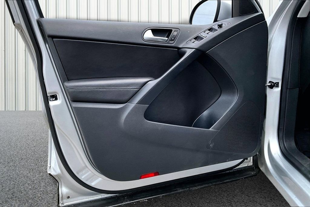 Used 2017 Volkswagen Tiguan S image 19