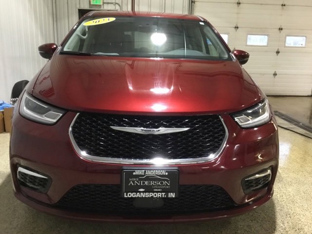 Used 2023 Chrysler Pacifica Touring-L image 6