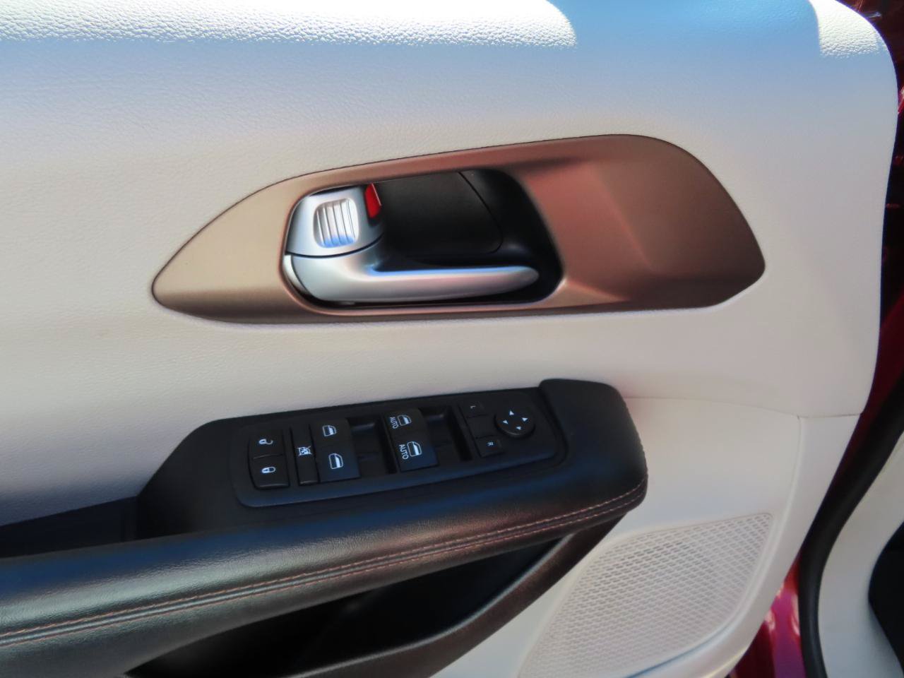 Used 2017 Chrysler Pacifica Touring FWD image 18