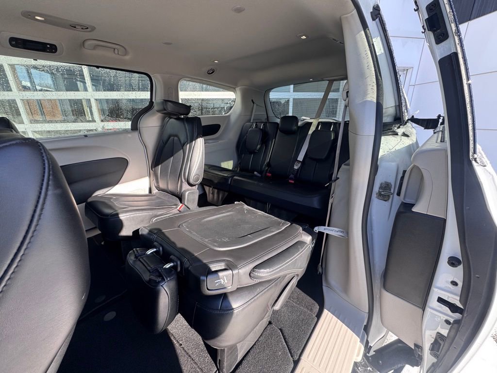 Used 2024 Chrysler Pacifica Touring-L image 24