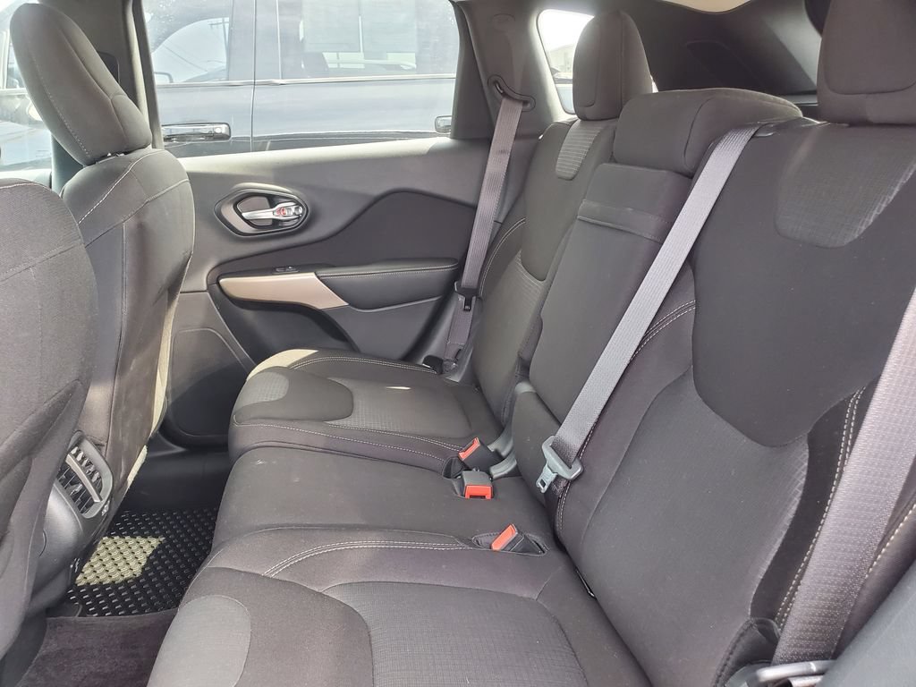 Used 2017 Jeep Cherokee Latitude w/ Cold Weather Group AWD/4WD image 27