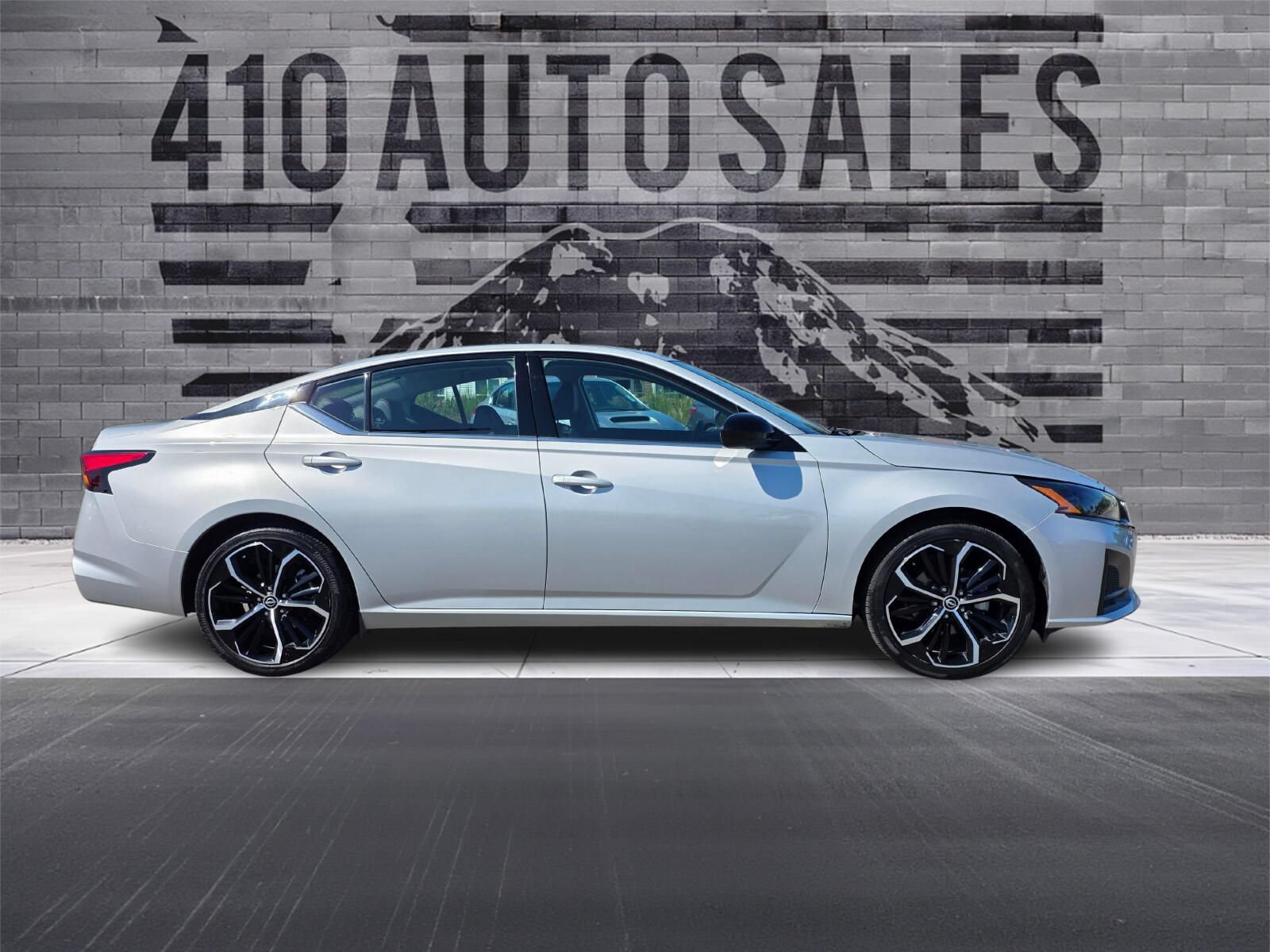 Used 2024 Nissan Altima 2.5 SR FWD image 2