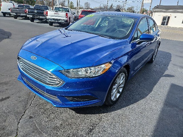 Used 2017 Ford Fusion SE w/ Fusion SE Technology Package image 2