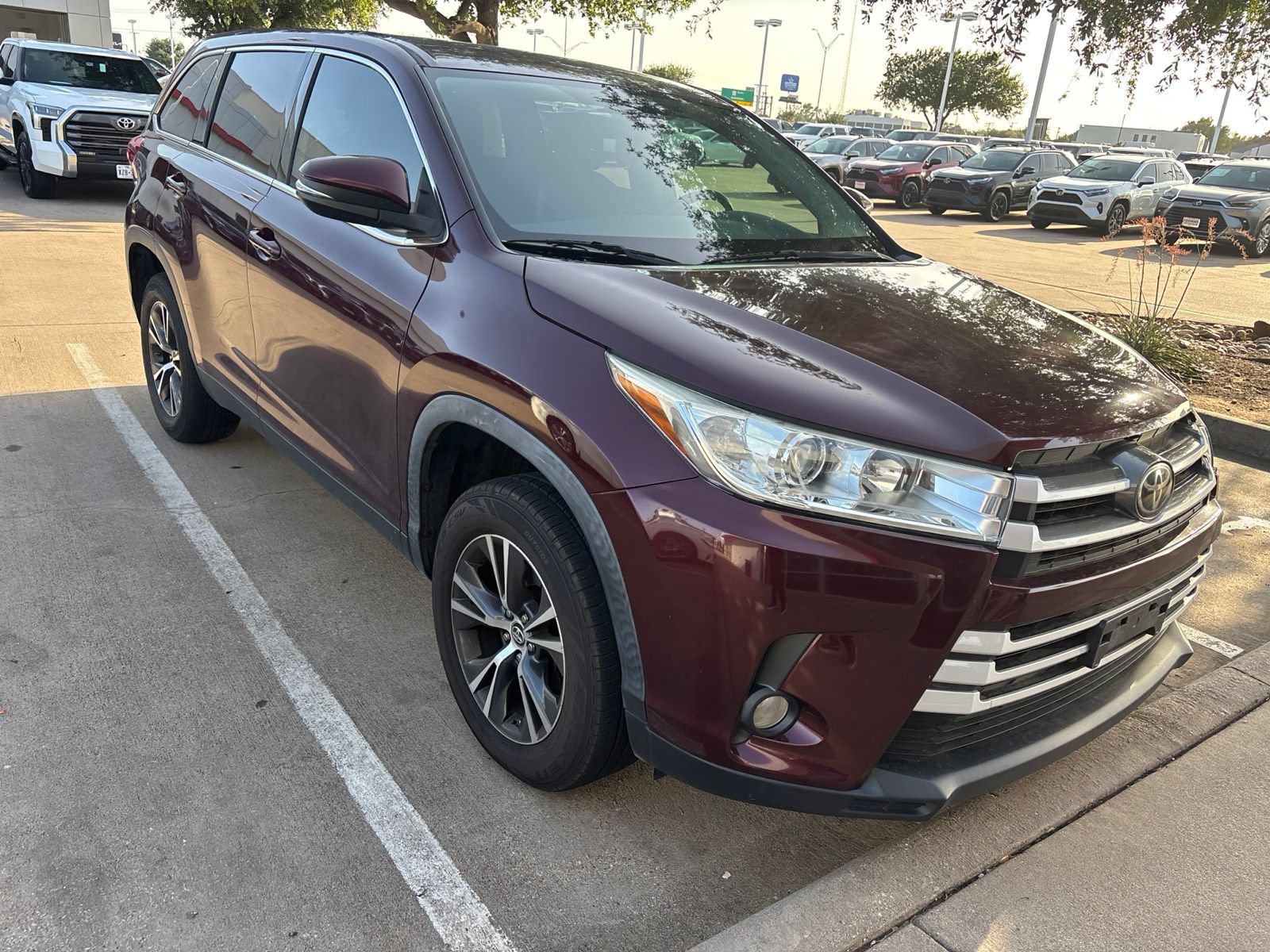 Used 2019 Toyota Highlander Plus FWD image 3