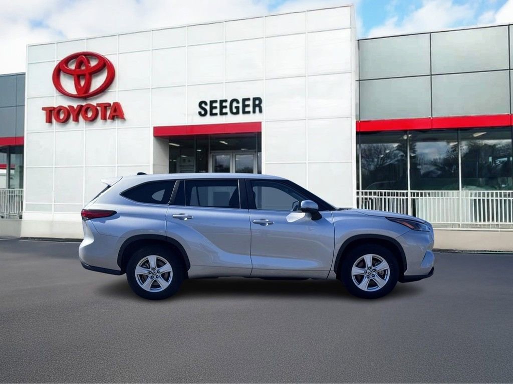 Used 2023 Toyota Highlander LE video 2