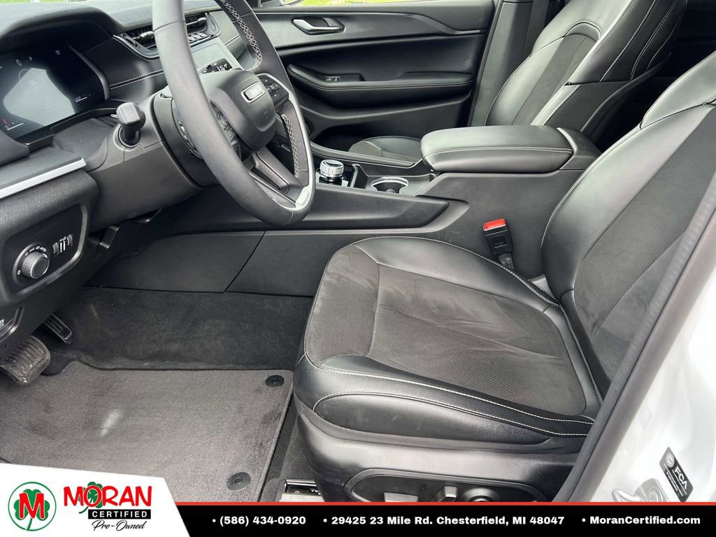 Used 2024 Jeep Grand Cherokee Altitude AWD/4WD image 16