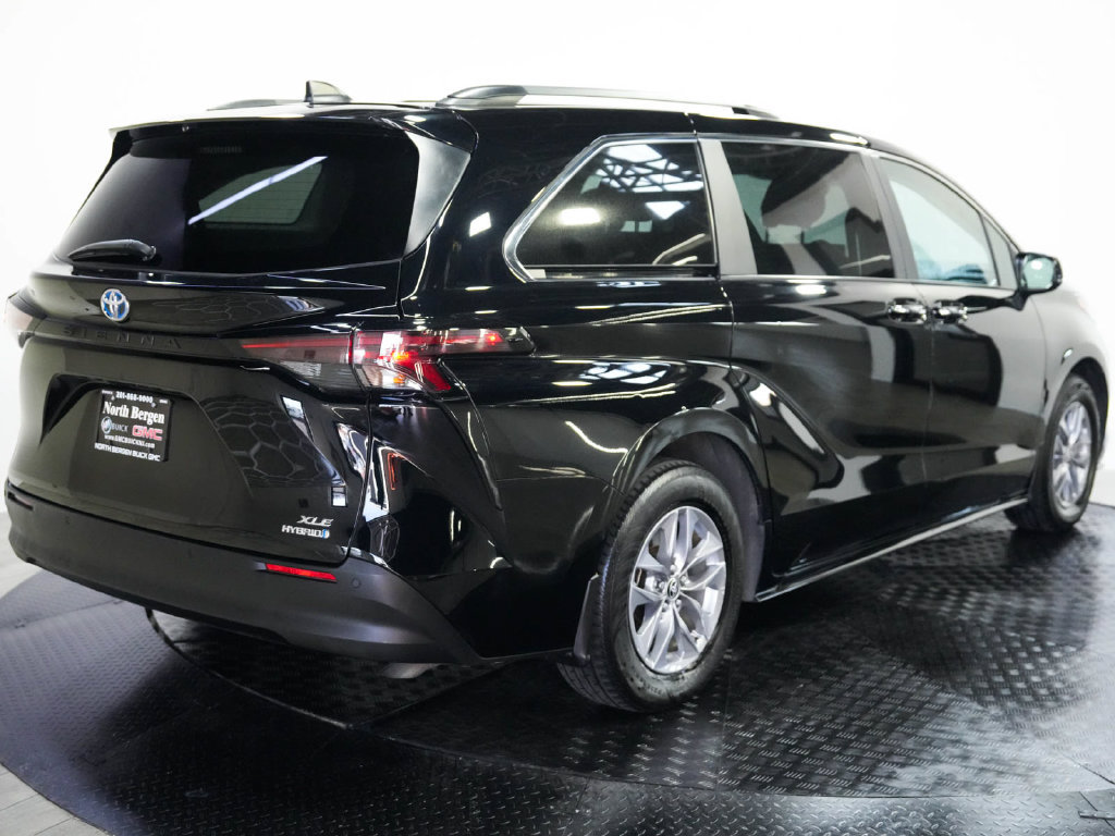 Used 2024 Toyota Sienna XLE w/ XLE Plus Package FWD image 8