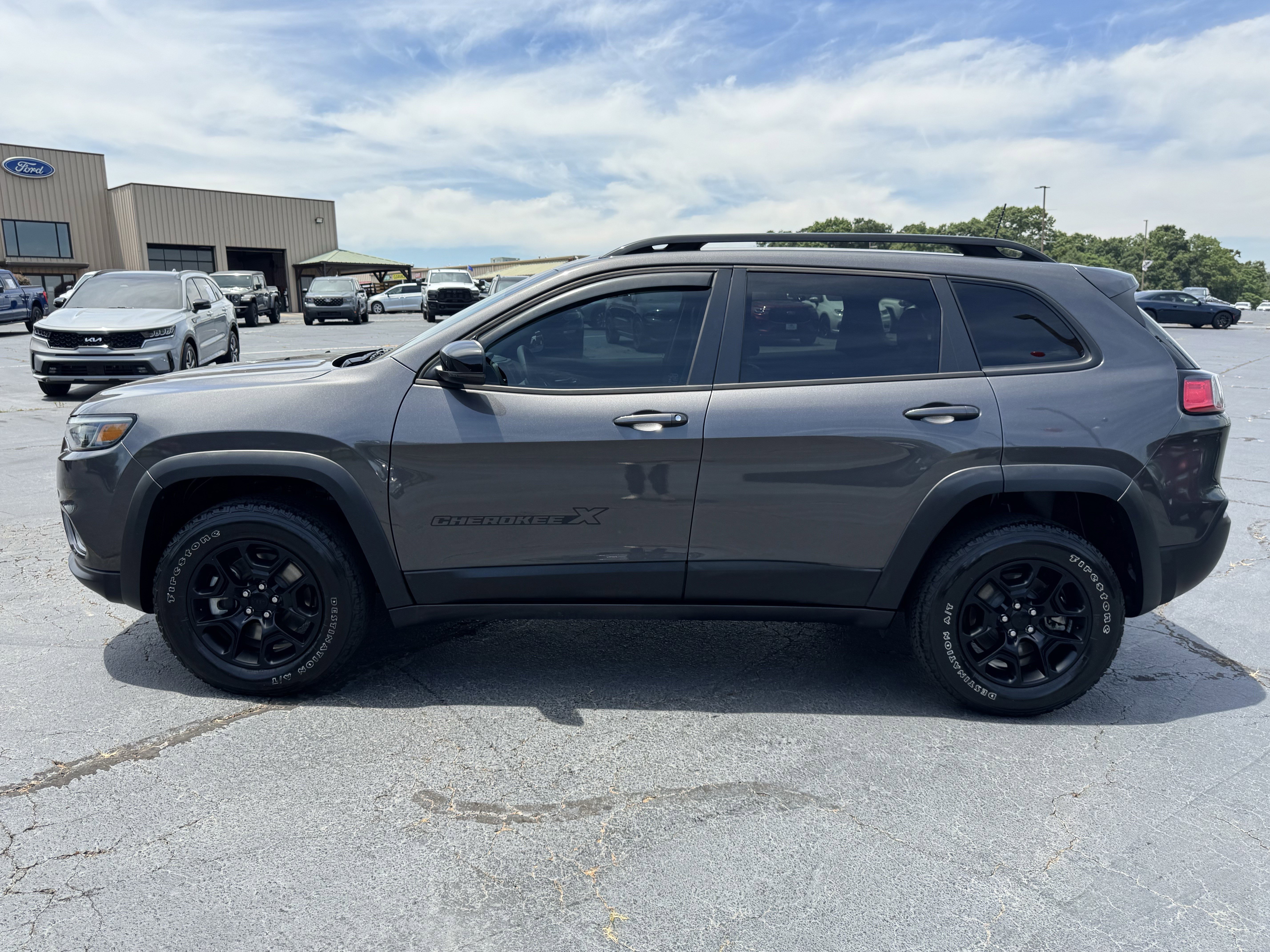 Used 2022 Jeep Cherokee Latitude AWD/4WD image 8