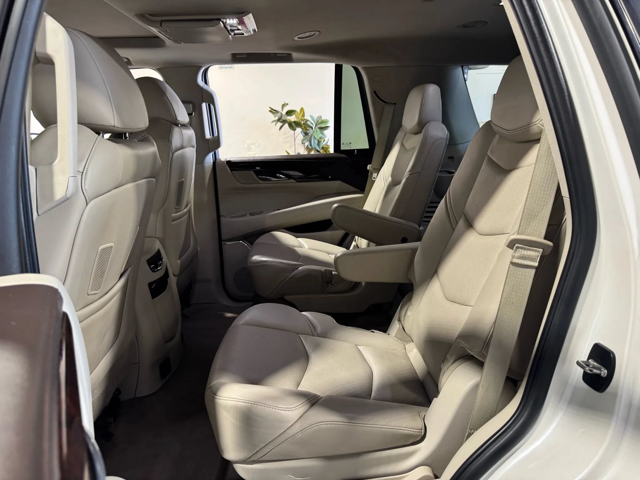 Used 2015 Cadillac Escalade Luxury AWD/4WD image 11