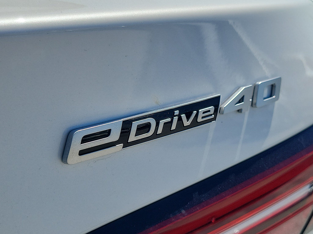 New 2026 BMW i5 eDrive40 w/ Convenience Package RWD image 8