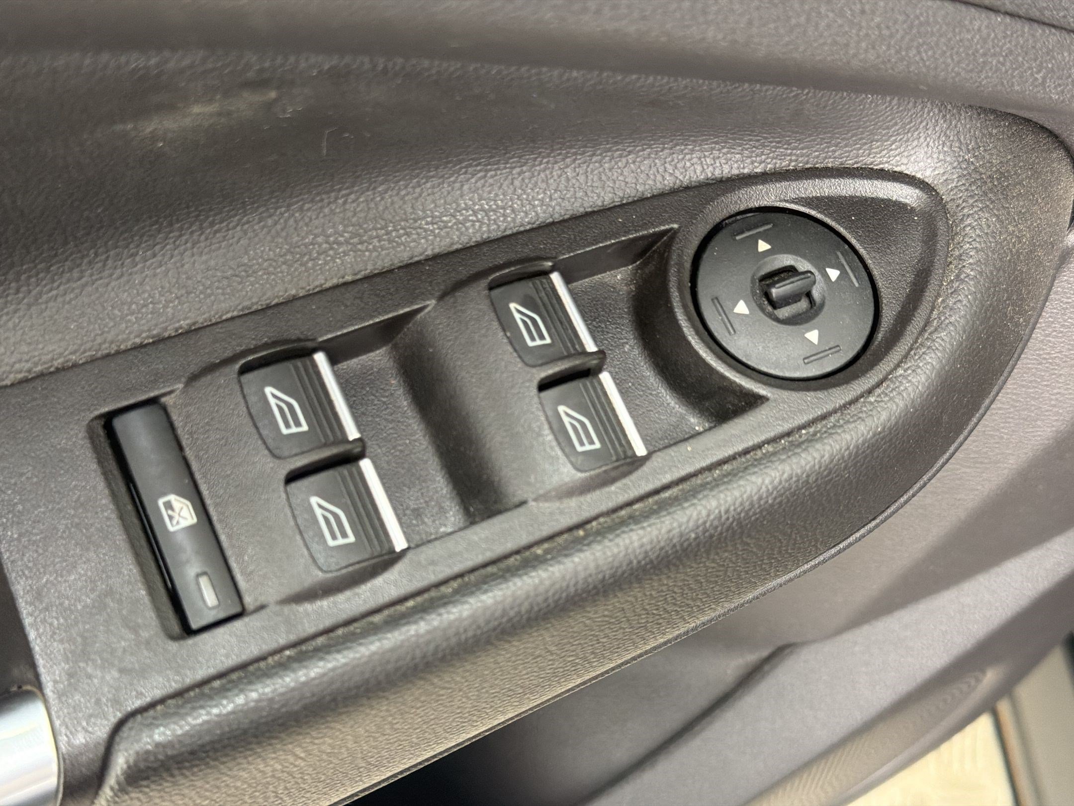 Used 2018 Ford Escape Titanium w/ Ford Safe & Smart Package FWD image 15
