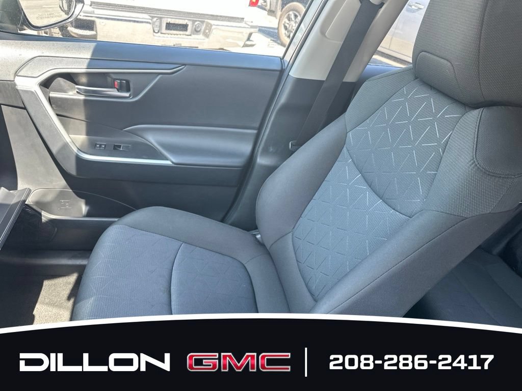 Used 2025 Toyota RAV4 XLE AWD/4WD image 12