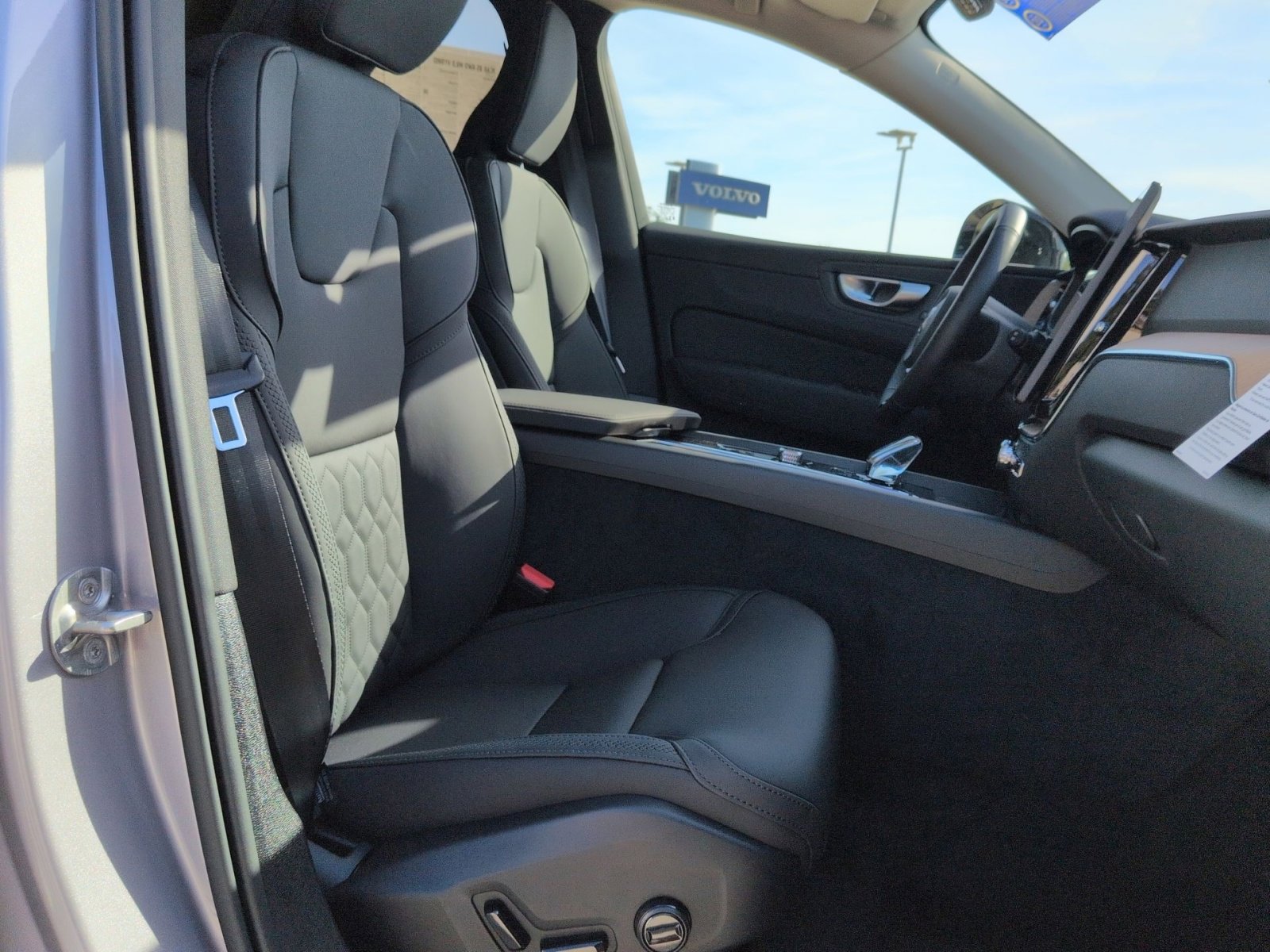 New 2026 Volvo XC60 B5 Plus w/ Protection Package Premier AWD/4WD image 27