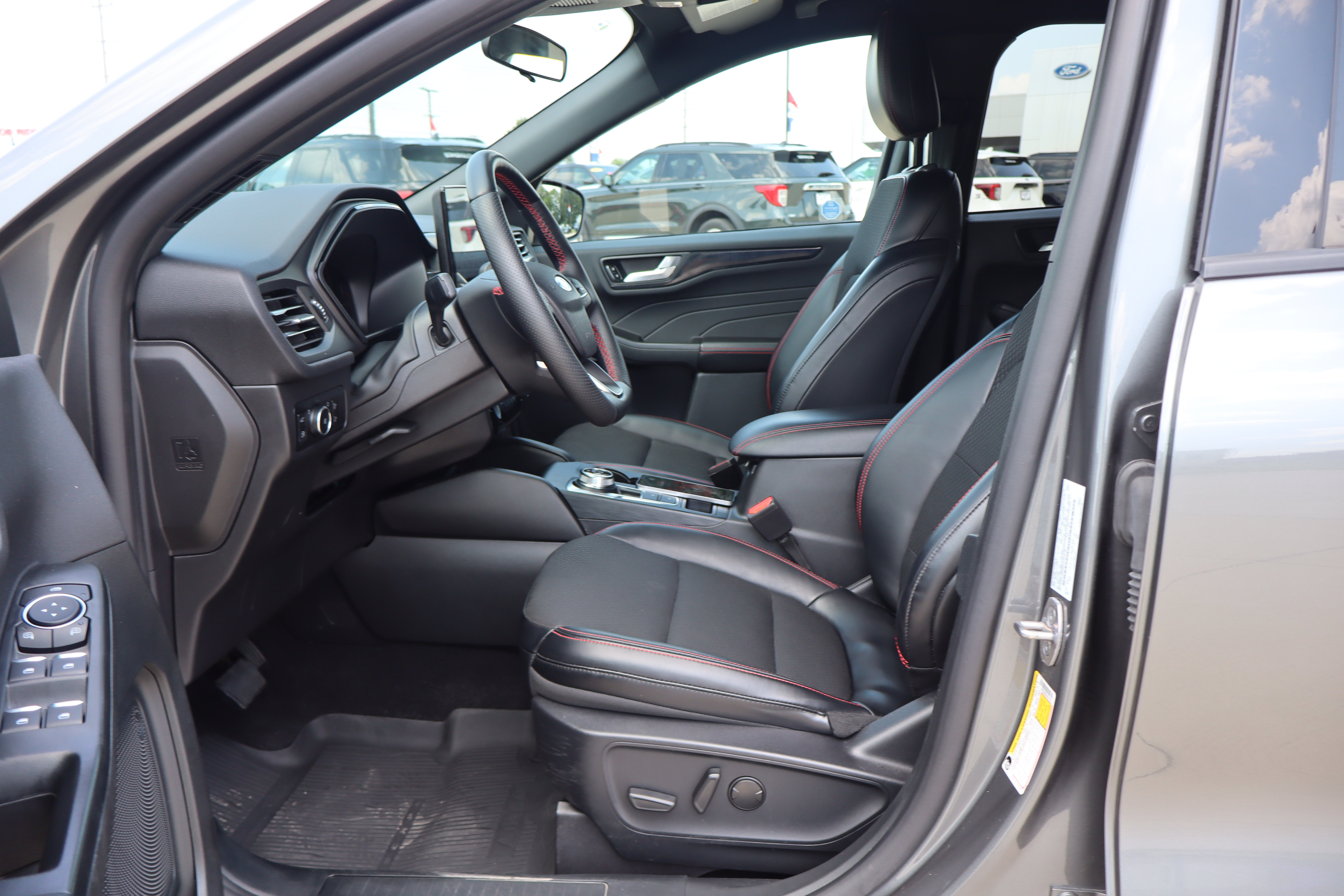 Used 2025 Ford Escape ST-Line Select w/ Tech Pack #1 AWD/4WD image 10