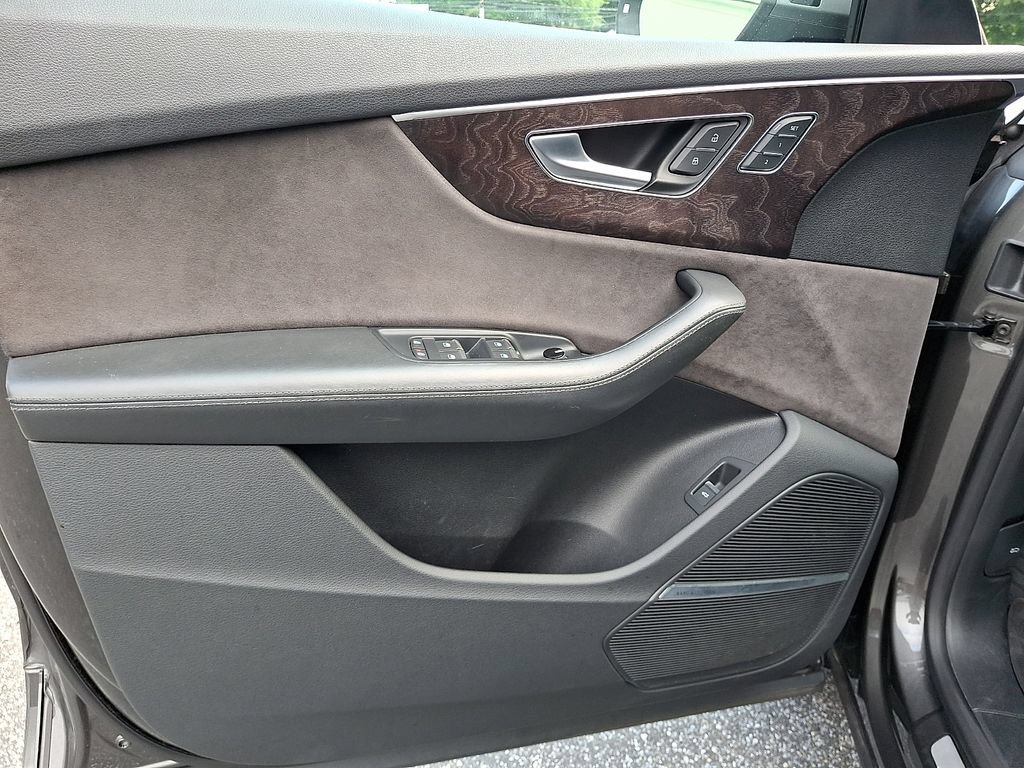 Used 2019 Audi Q8 Prestige w/ Luxury Package AWD/4WD image 12