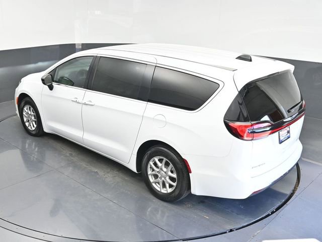 Used 2025 Chrysler Pacifica Select image 30