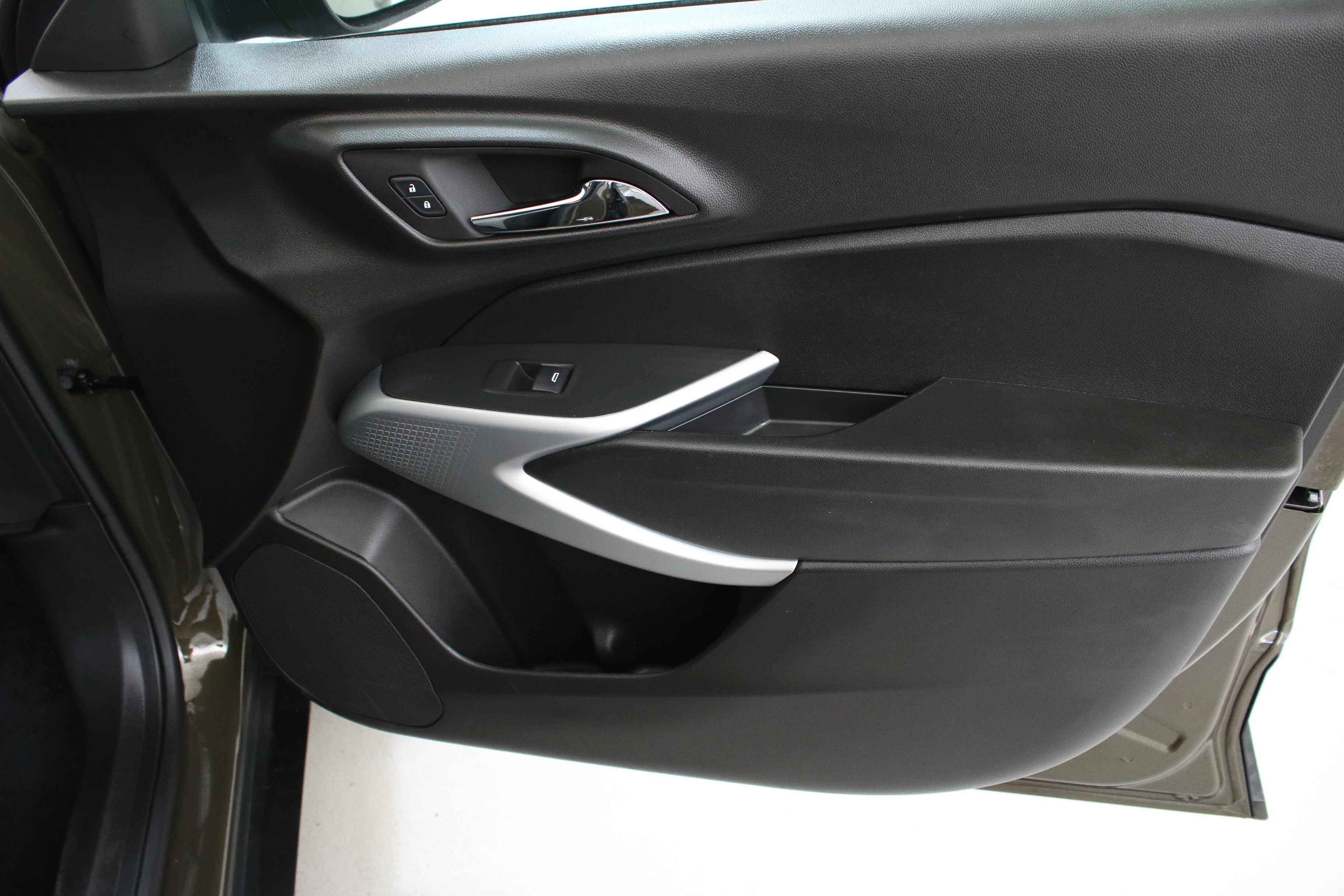 Used 2024 Chevrolet Trax LS w/ LS Convenience Package FWD image 28