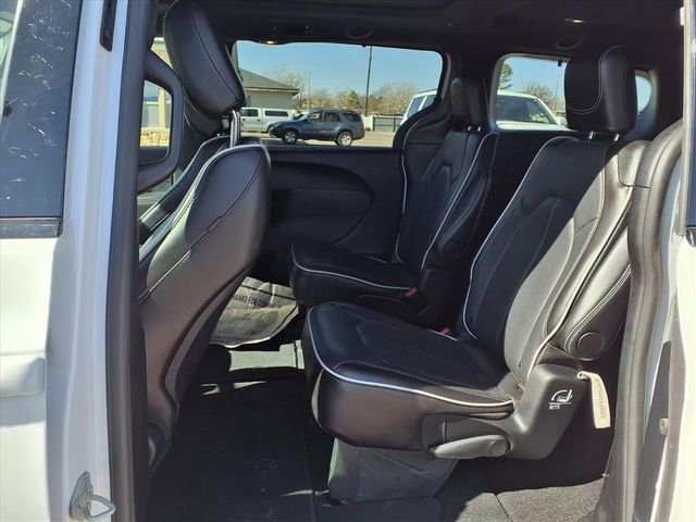 Used 2025 Chrysler Pacifica Limited image 10